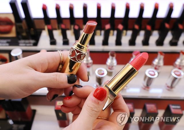 서울 시내 백화점에 전시된 립스틱. [연합뉴스 자료사진]
