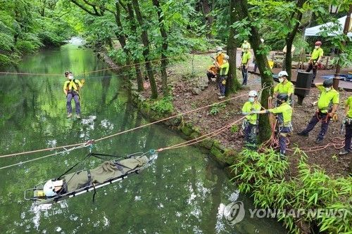 내장산국립공원에서 여름철 재난대비 구조 훈련이 실시되는 모습. [내장산국립공원백암사무소 제공. 재판매 및 DB 금지]