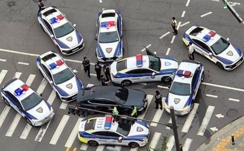 경찰에 포위된 용의차량