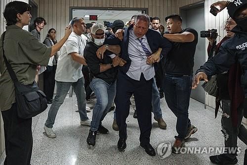 이민법원에서 이민당국에 체포되는 랜더 뉴욕시 감사관