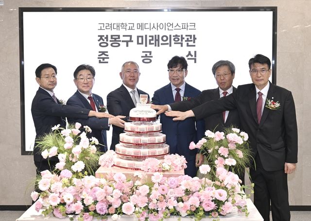 정몽구 미래의학관 준공식 참석한 정의선 회장 