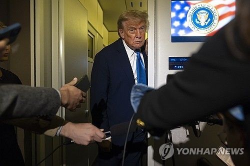 G7 정상회의서 귀국길에 취재진과 기내 문답 나누는 트럼프 