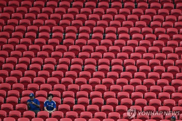 빈 좌석이 많은 경기장에서 응원에 나선 첼시 팬