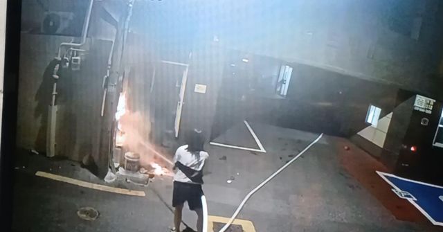 소화전으로 화재 진압하는 여성