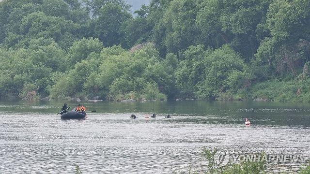 10대 실종자 수색 작업하는 소방