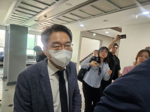 법정 나서는 윤석준 대구 동구청장