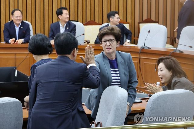 초선 의원들과 하이파이브 인사하는 송언석 원내대표