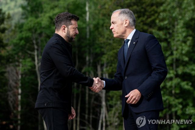 젤렌스키 대통령, 카니 총리 악수