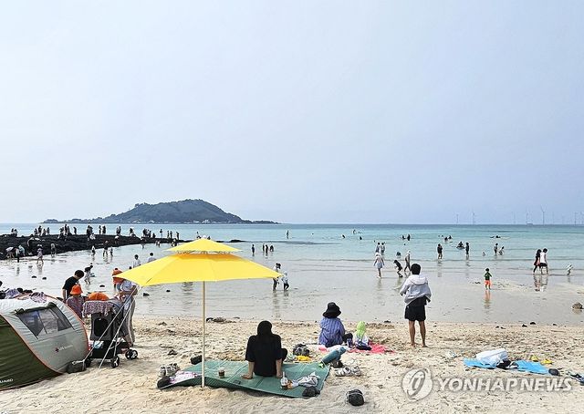 이른 피서객으로 '북적'