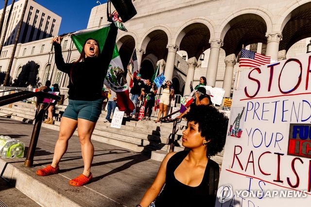지난 15일 LA 시청 앞에 모인 시위대