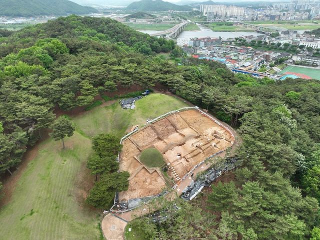 '공주 무령왕릉과 왕릉원' 1∼4호 무덤 조사 후 모습 