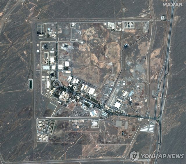 15일(현지시간) 이스라엘 공습 이후의 이란 나탄즈 핵시설 위성사진.