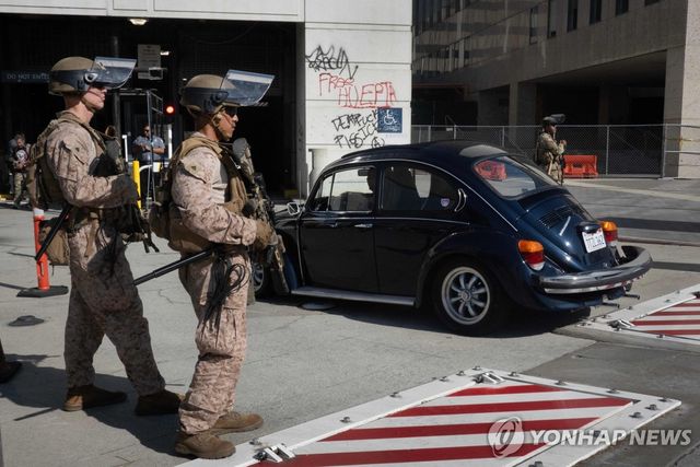 17일 LA 도심에서 연방 청사 주변 경계하는 주방위군