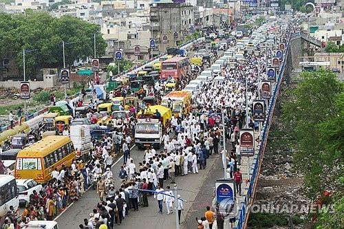 인도 여객기 추락 사고 희생자 장례 행렬