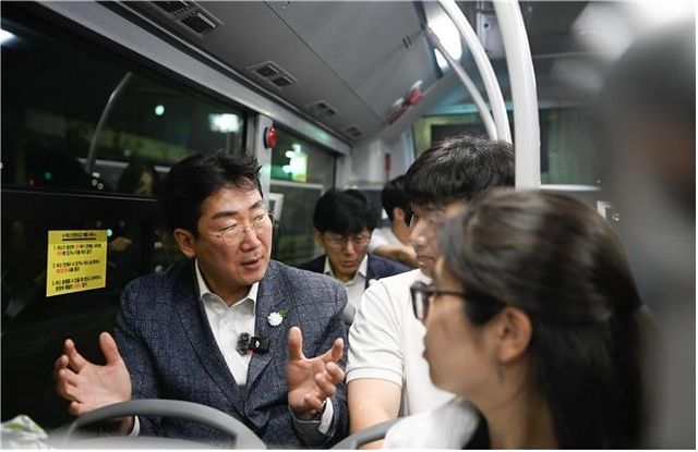 원강수 시장, 심야버스 '대학N버스' 탑승 시민 의견 경청