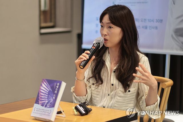 질문에 답하는 김주혜 작가