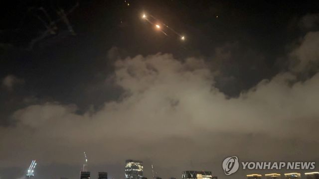텔아비브로 날아드는 이란제 미사일과 이를 요격하는 이스라엘 미사일들