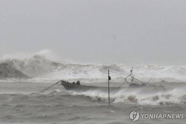 중국 남부 하이난성에 상륙한 태풍 우딥