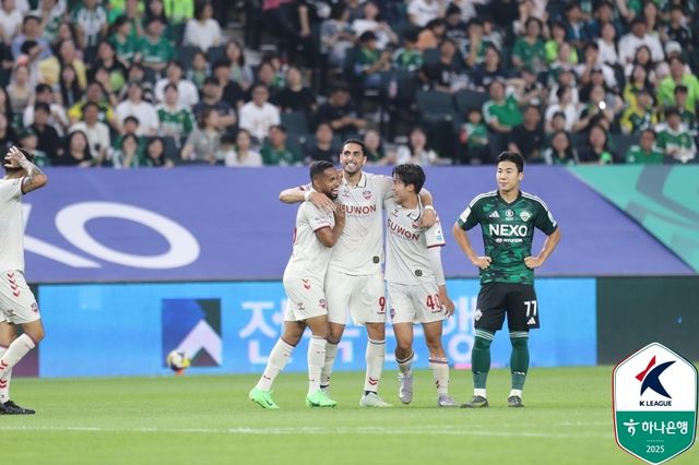 수원FC 싸박(가운데)이 추가골을 넣은 뒤 동료들과 기쁨을 나누고 있다. 