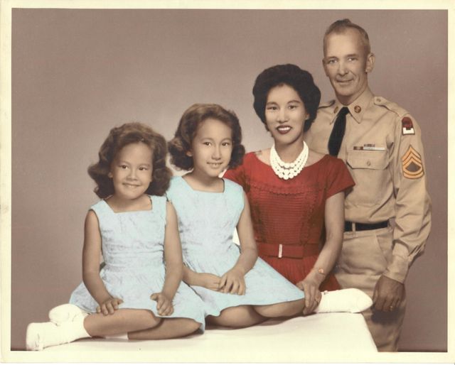 고넨 씨 가족사진. 왼쪽부터 고넨 씨, 언니 루이스, 부모