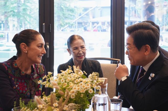 대화하는 이재명 대통령(오른쪽)과 클라우디아 셰인바움 멕시코 대통령