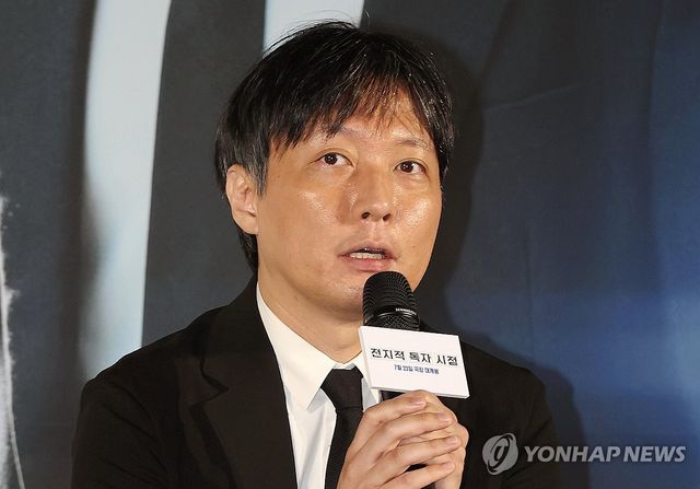 인사말하는 김병우 감독