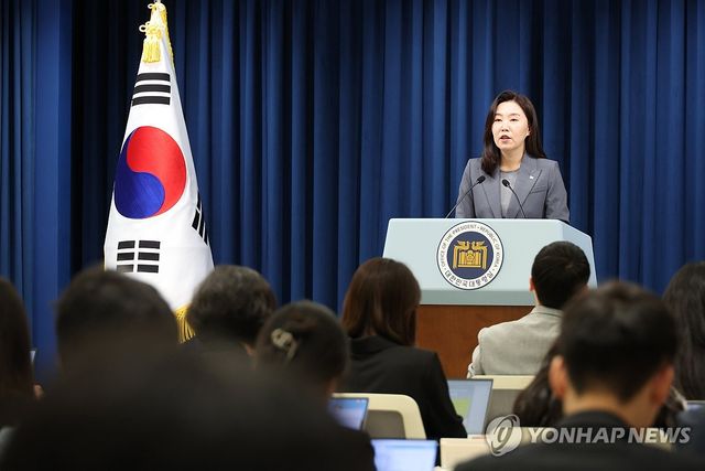 현안 설명하는 강유정 대변인