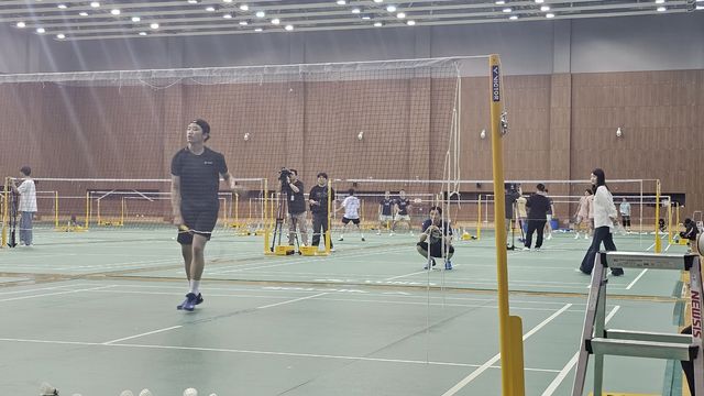 훈련하는 안세영(왼쪽), 뒤에서 지켜보는 박주봉 감독