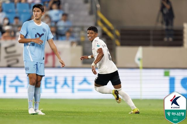 대구를 상대로 선제골을 넣은 뒤 기뻐하는 포항 오베르단.