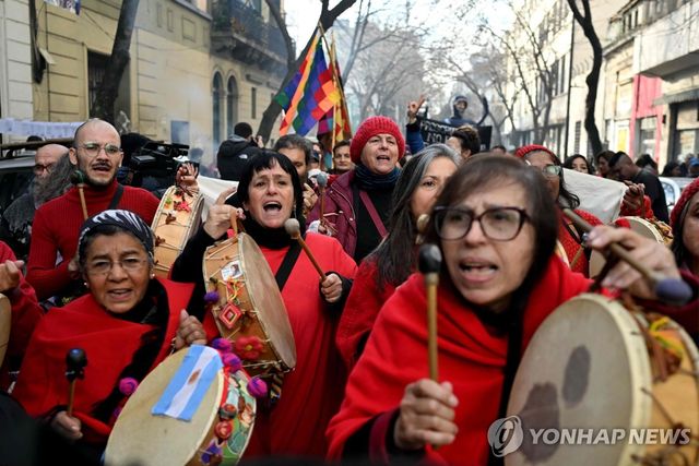 17일(현지시간) 크리스티나 페르난데스 전 대통령 자택 앞에 모인 지지자들