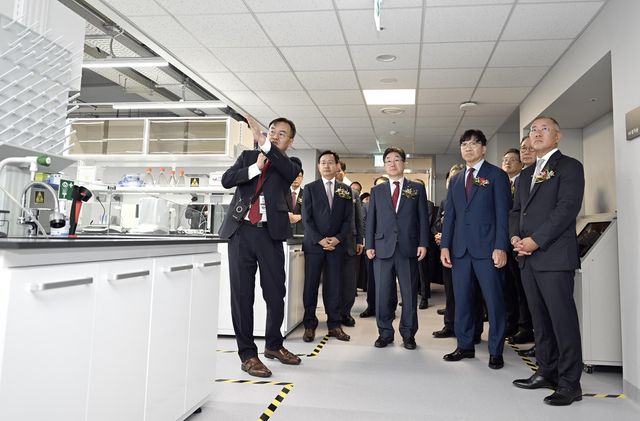 정몽구 미래의학관 준공식 참석한 정의선 회장 