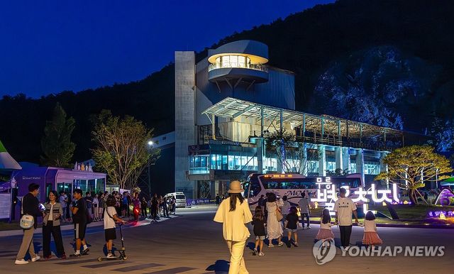 밤에도 북적북적…동해 무릉별유천지 라벤더 축제