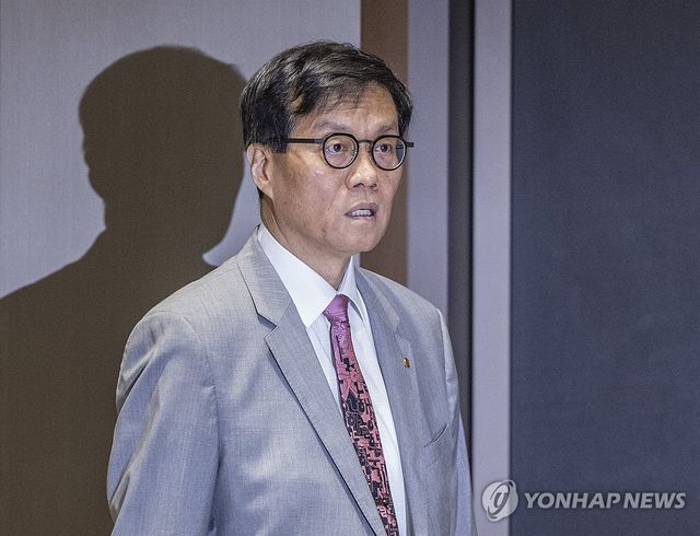 상반기 물가 설명회 입장하는 이창용 한국은행 총재