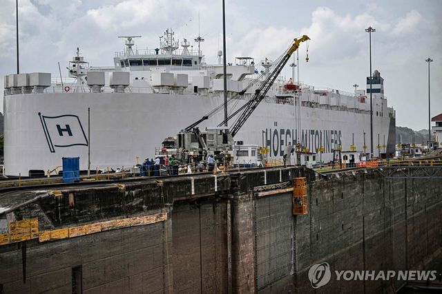 지난달 30일(현지시간) 파나마 운하 통과하는 선박