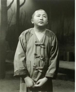 1991년 스물다섯의 나이로 '동승'(연출 박원근)의 '도념' 역을 연기한 지춘성 배우의 당시 공연 모습.지춘성 배우는 해당 역할로 제15회 서울연극제 남우주연상, 제28회 백상예술대상 연극 부문 인기상을 받았다.[국립극단 제공. 재판매 및 DB 금지] 