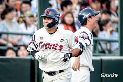 데뷔 첫 홈런을 날린 롯데 신인 포수 박재엽