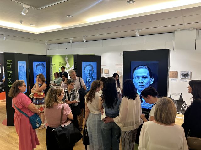 'AI 재현' 독립운동가 영상 보는 관람객들