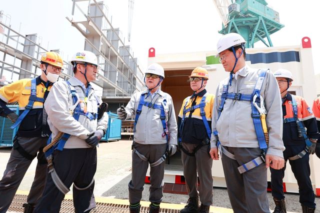 조업 현장 휴게시설 점검 나선 권오갑(가운데) HD현대 회장