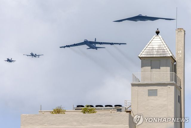 플로리다 상공을 비행하는 미국 공군의 B-2, B-52, A-10, F-15 (우측부터)
