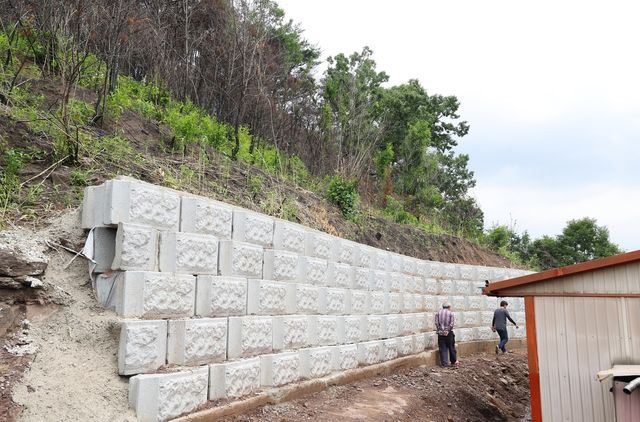 주택 뒤편에 설치된 산사태 방지 옹벽