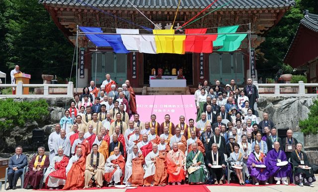 제42차 한일불교문화교류 범어사대회 기념사진 촬영