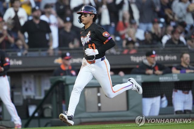 1회 선취 득점을 올리는 이정후