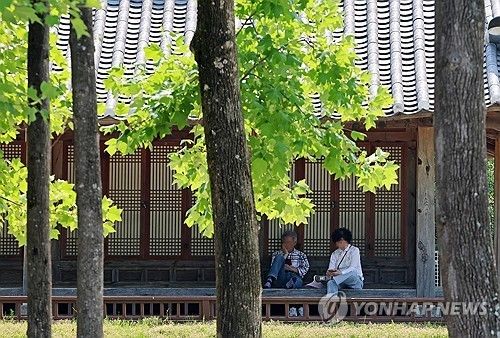 무더위 식히는 한옥 툇마루