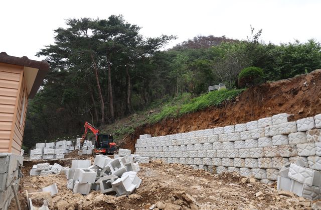 식당 뒤편도 산사태 방지 옹벽 설치