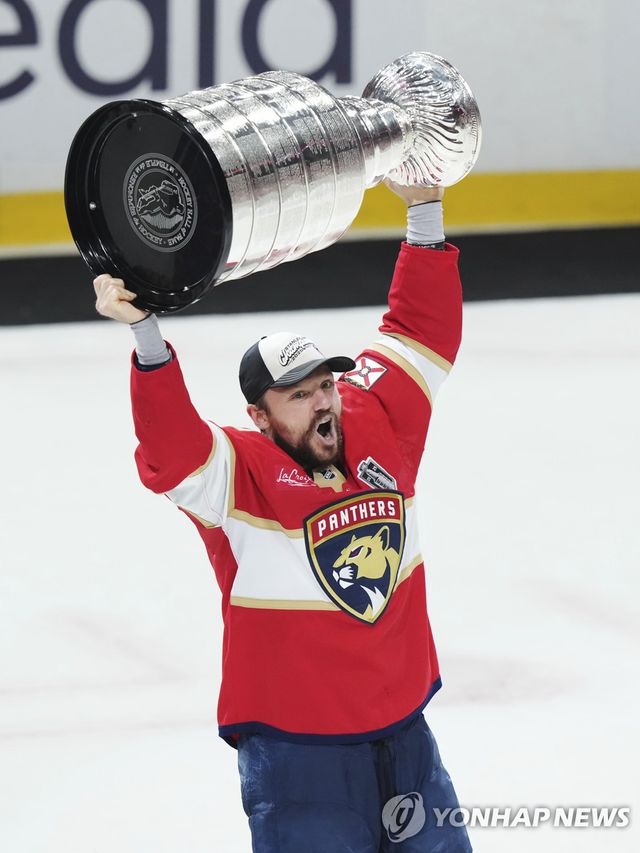 스탠리컵 파이널 6차전에서 4골을 터트린 샘 라인하트