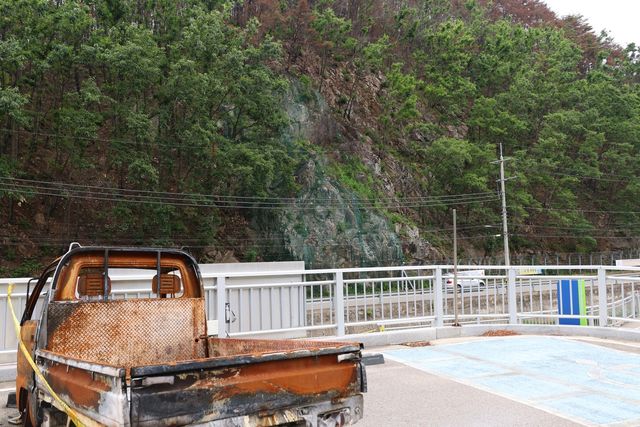방치된 차량과 낙석방지망