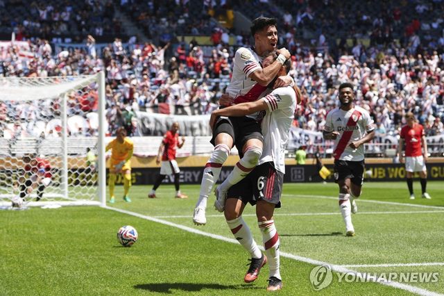 쐐기골 넣은 메자(왼쪽)