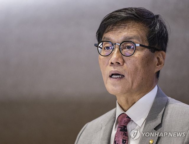 상반기 물가 설명회에서 물가 상승 요인 설명하는 이창용 한은 총재