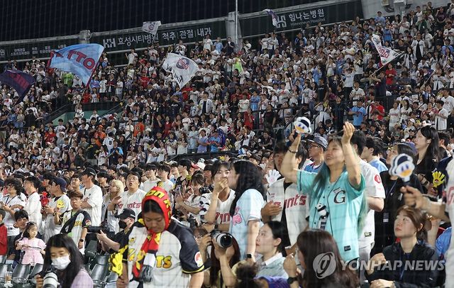 17일 입장권이 다 팔린 한화-롯데의 부산 경기 관중석 모습. 