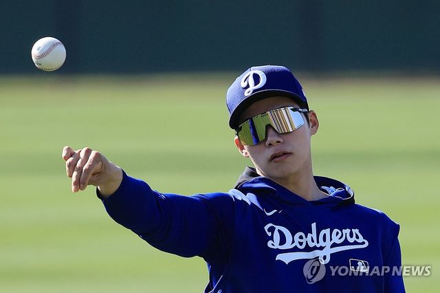 캐치볼 하는 다저스 김혜성